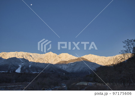 朝日に輝く白馬三山　長野県白馬村 97175606