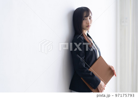 悩むビジネスウーマン 97175793