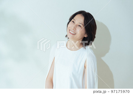 夏の葉陰で笑うミドル女性 97175970