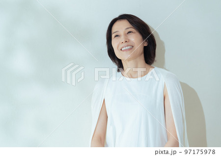 夏の葉陰で笑うミドル女性 97175978