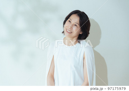 夏の葉陰で笑うミドル女性 97175979