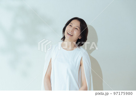 夏の葉陰で笑うミドル女性 97175980