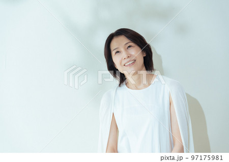 夏の葉陰で笑うミドル女性 97175981