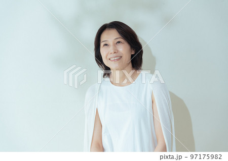 夏の葉陰で笑うミドル女性 97175982