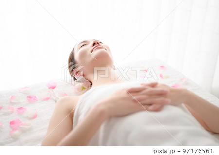 エステのイメージで使いやすい美しい女性 エステのイメージで使いやすい美しい女性 97176561