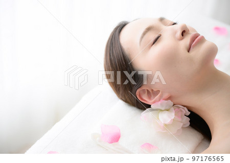 エステのイメージで使いやすい美しい女性 97176565