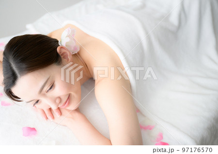 エステのイメージで使いやすい美しい女性 うつ伏せ エステのイメージで使いやすい美しい女性 うつ伏せ 97176570