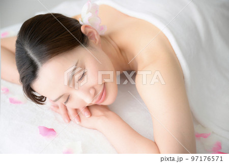 エステのイメージで使いやすい美しい女性 うつ伏せ エステのイメージで使いやすい美しい女性 うつ伏せ 97176571