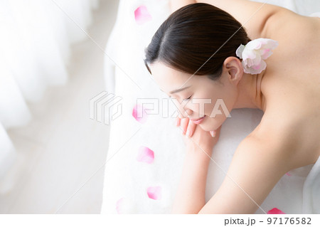 エステのイメージで使いやすい美しい女性 うつ伏せ エステのイメージで使いやすい美しい女性 うつ伏せ 97176582