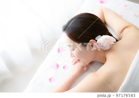 エステのイメージで使いやすい美しい女性 うつ伏せ 97176583