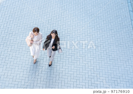 会話をするビジネスウーマン 97176910