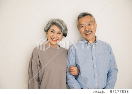 笑顔のシニア夫婦 97177858