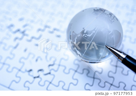 ジグソーパズルの上の地球儀 ラストピース ピント九州韓国 寒色 ジグソーパズルの上の地球儀 ラストピース ピント九州韓国 寒色 97177953