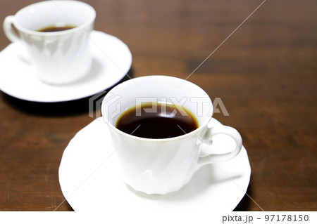 カップアンドソーサーに入ったホットコーヒー カップアンドソーサーに入ったホットコーヒー 97178150