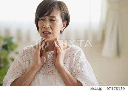 緊張・動悸を感じる日本人女性イメージ 97178159