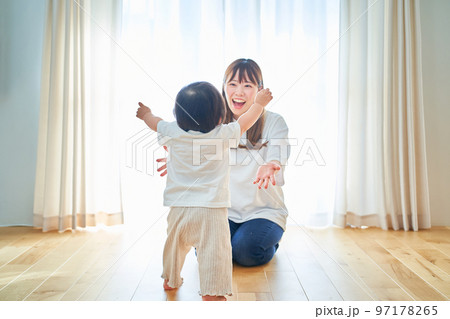 部屋で遊ぶ親子 97178265