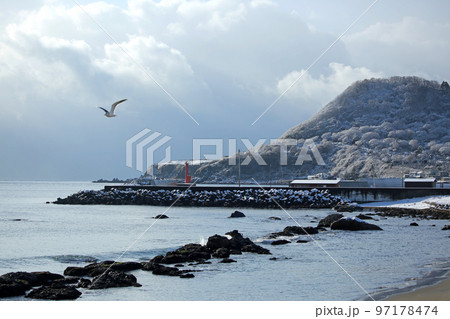冬の海イメージ　北海道函館　立待岬周辺の海岸 97178474