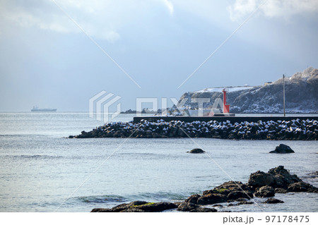 冬の海イメージ 北海道函館 立待岬周辺の海岸 冬の海イメージ 北海道函館 立待岬周辺の海岸 97178475