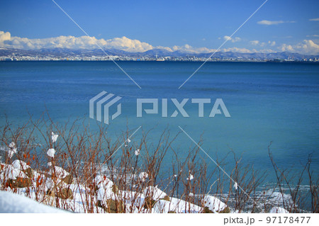 冬の北海道　雪が舞う中で対岸から函館市街を望む 97178477