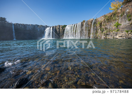 滝つぼから見上げる原尻の滝 滝つぼから見上げる原尻の滝 97178488