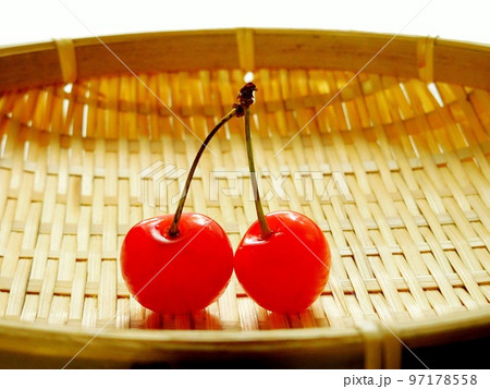 さくらんぼ　2つ　ザルに乗せて 97178558