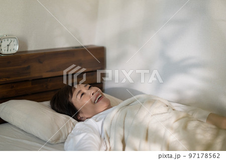 ベッドで気持ちよく目覚める女性 97178562