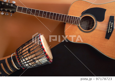 Flat lay, music background with acoustic guitar and drum. 97178723