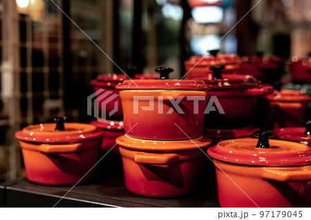 Small Dutch stoves in a shop window, miniature crockery. 97179045