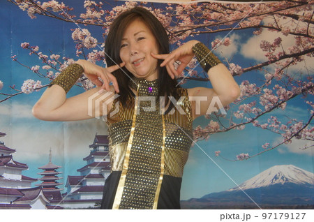 桜記念撮影健康的な長身美人クレオパトラ 桜記念撮影健康的な長身美人クレオパトラ 97179127