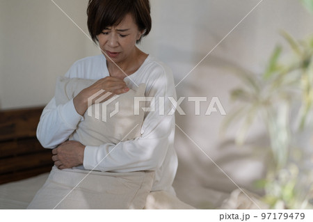 熱・かぜ・頭痛がする女性 熱・かぜ・頭痛がする女性 97179479