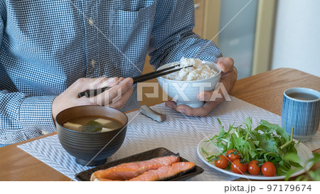 和食を食べる男性 97179674