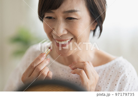 メイクをするミドル日本人女性 97179735