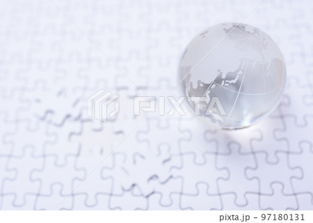 ジグソーパズルの上の地球儀 ラストピース 正面 明るめ ジグソーパズルの上の地球儀 ラストピース 正面 明るめ 97180131