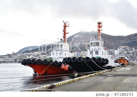 冬の北海道函館市函館港で係留中のタグボートの風景を撮影 冬の北海道函館市函館港で係留中のタグボートの風景を撮影 97180255