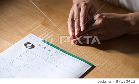 離婚届を渡す妻(離婚・夫婦喧嘩) 97180412