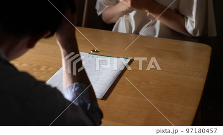 離婚の話し合いをする夫婦(DV・暴力・怒る) 離婚の話し合いをする夫婦(DV・暴力・怒る) 97180457