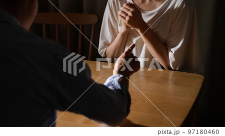 離婚の話し合いをする夫婦(DV・暴力・怒る) 97180460