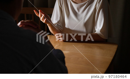 離婚の話し合いをする夫婦(不倫・夫婦喧嘩) 離婚の話し合いをする夫婦(不倫・夫婦喧嘩) 97180464