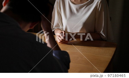 離婚の話し合いをする夫婦(不倫・夫婦喧嘩) 97180465