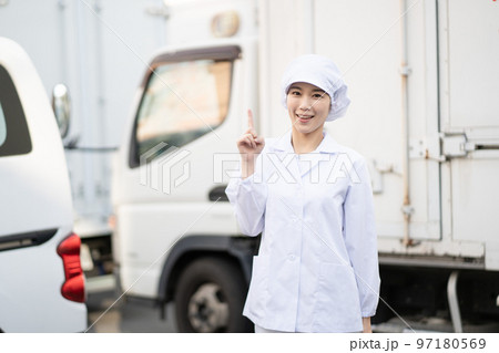 若い女性の食品配送ドライバー（指さしポーズ） 97180569