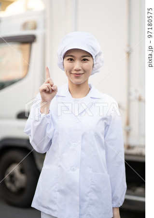 若い女性の食品配送ドライバー（指さしポーズ） 97180575