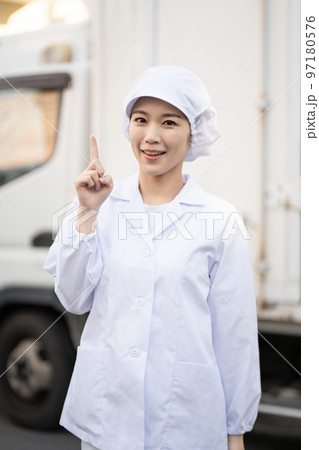 若い女性の食品配送ドライバー（指さしポーズ） 97180576