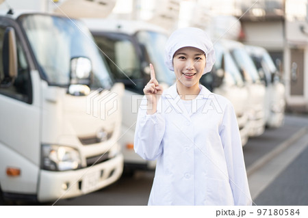 若い女性の食品配送ドライバー（指さしポーズ） 97180584