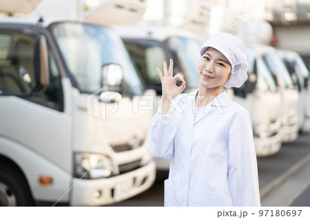 若い女性の食品配送ドライバー(OKポーズ) 若い女性の食品配送ドライバー(OKポーズ) 97180697