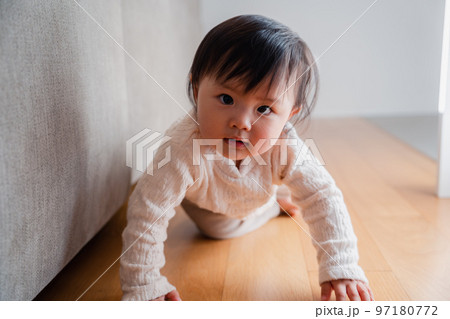 一人でハイハイをする赤ちゃん 97180772