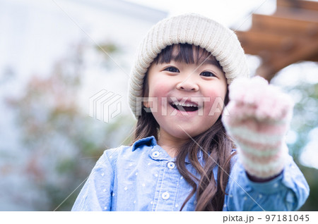 外で遊ぶ元気な女の子 外で遊ぶ元気な女の子 97181045