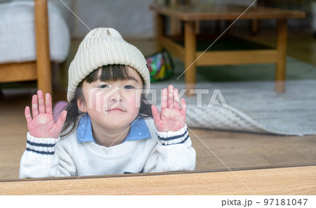 女の子　窓辺　 97181047