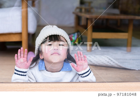 女の子　窓辺　 97181048