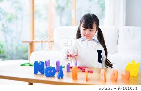 英語の勉強をする子供 97181051