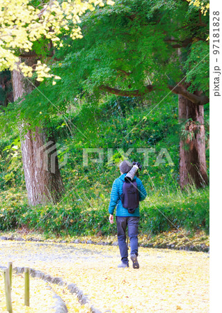 望遠レンズを持ったカメラマン 97181828